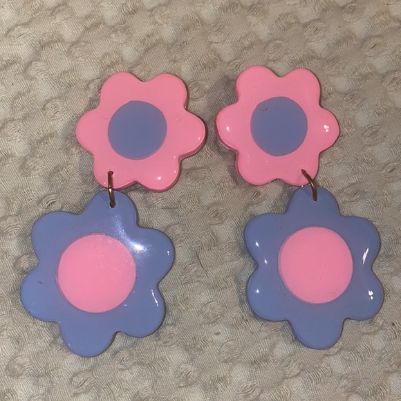 Blush Daisy Earrings - Picture 2 of 2
